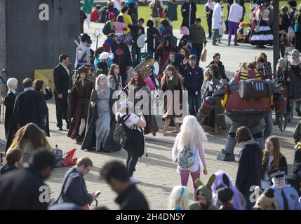 Cosplayer treffen am Sonntag, den 25. Oktober, auf der MCM London Comic Con in London Excel ein. Stockfoto