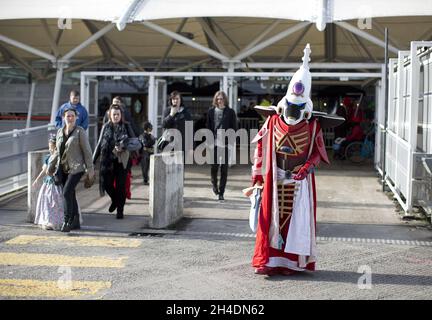 Cosplayer treffen am Sonntag, den 25. Oktober, auf der MCM London Comic Con in London Excel ein. Stockfoto