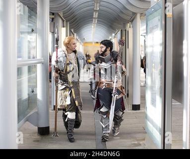 Ein paar Cosplayer kommen am Sonntag, den 25. Oktober, auf der MCM London Comic Con in London Excel an. Stockfoto