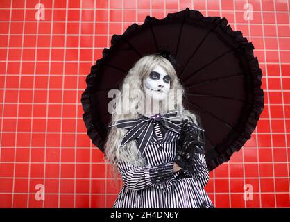 Ein Cosplayer, der als Jackie Skellington aus Tim Burtons Film 'The Nightmare Before Christmas' auf der MCM London Comic Con in London Excel gekleidet ist. Stockfoto