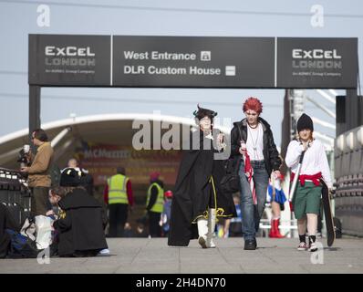 Cosplayer treffen am Sonntag, den 25. Oktober, auf der MCM London Comic Con in London Excel ein. Stockfoto
