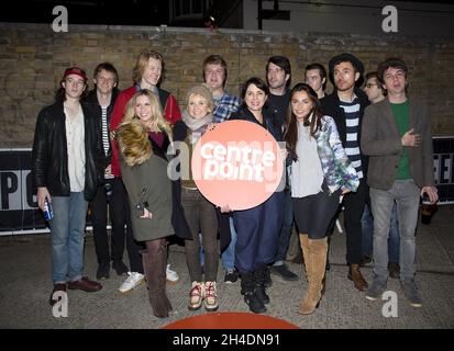 (L-R) die Promiten Brooke Kinsella, Lisa Maxwell, Sadie Frost und Louisa Lytton posieren mit Jugendlichen beim jährlichen Sleep Out by Youth Homelessness Charity, Centerpoint, in der Brick Lane im Osten Londons, anlässlich des 10-jährigen Bestehens. Stockfoto