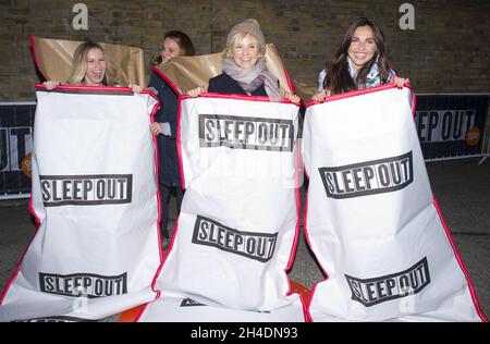 (L-R) die Promiten Brooke Kinsella, Lisa Maxwell und Louisa Lytton nehmen an der jährlichen Sleep Out by Youth Homelessness Charity, Centerpoint, in der Brick Lane im Osten Londons, Teil, um ihr 10-jähriges Bestehen zu feiern. Stockfoto