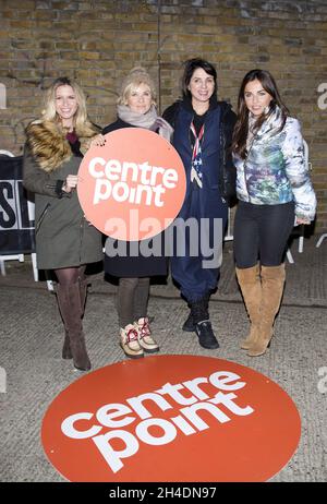 (L-R) die Promiten Brooke Kinsella, Lisa Maxwell, Sadie Frost und Louisa Lytton nehmen an der jährlichen Sleep Out by Youth Homelessness Charity, Centerpoint, in der Brick Lane im Osten Londons, Teil, um ihr 10-jähriges Bestehen zu feiern. Stockfoto