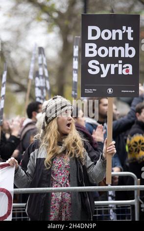 Anti-Kriegs-Aktivisten protestieren vor der Downing Street im Zentrum von London in einer von der Stop the war Coalition organisierten Demo gegen eine militärische Intervention in Syrien. Der britische Premierminister Cameron fordert die Abgeordneten auf, seinen 36-seitigen Fall für die Teilnahme Großbritanniens an Luftangriffen zu unterstützen. Stockfoto