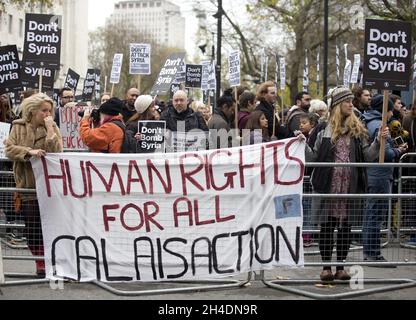 Anti-Kriegs-Aktivisten protestieren vor der Downing Street im Zentrum von London in einer von der Stop the war Coalition organisierten Demo gegen eine militärische Intervention in Syrien. Der britische Premierminister Cameron fordert die Abgeordneten auf, seinen 36-seitigen Fall für die Teilnahme Großbritanniens an Luftangriffen zu unterstützen. Stockfoto