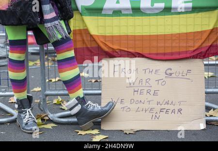 Anti-Kriegs-Aktivisten protestieren vor der Downing Street im Zentrum von London in einer von der Stop the war Coalition organisierten Demo gegen eine militärische Intervention in Syrien. Der britische Premierminister Cameron fordert die Abgeordneten auf, seinen 36-seitigen Fall für die Teilnahme Großbritanniens an Luftangriffen zu unterstützen. Stockfoto