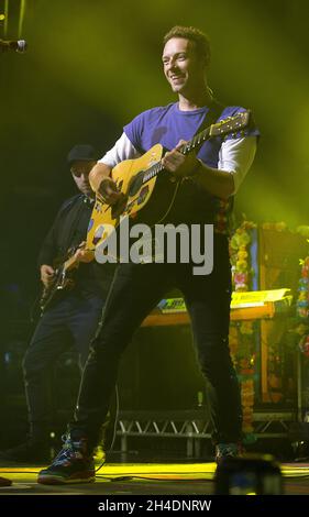 Coldplay-Sänger Chris Martin spielt direkt nach den Brit Awards in Aid of war Child im Indigo im O2, London, einen Charity-Gig. Stockfoto