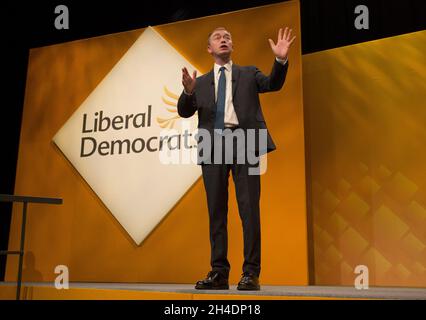 Der Vorsitzende der Liberaldemokraten, Tim Farron, hält die Abschlussrede am letzten Tag der liberaldemokratischen Frühjahrstagung im York Barbican Center Stockfoto