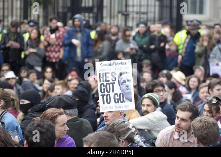 Demonstranten kommen in die Downing Street, um gegen die Verbindungen von David Cameron zu den Offshore-Finanzen zu demonstrieren und den Rücktritt des Premierministers zu fordern. Stockfoto