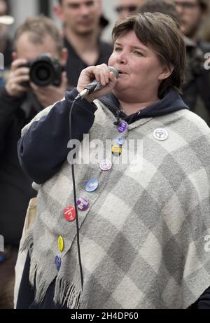 Ein Mitglied von Croydon und Bromley Disabled People Against Cuts (DPAC) spricht mit Tausenden von Demonstranten, die in der Downing Street gegen die Verbindungen von David Cameron zu den Offshore-Finanzen protestieren und den Rücktritt des Premierministers fordern. Stockfoto