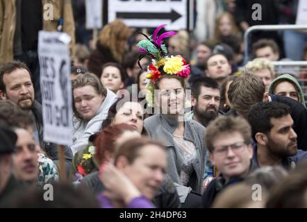 Demonstranten kommen in die Downing Street, um gegen die Verbindungen von David Cameron zu den Offshore-Finanzen zu demonstrieren und den Rücktritt des Premierministers zu fordern. Stockfoto