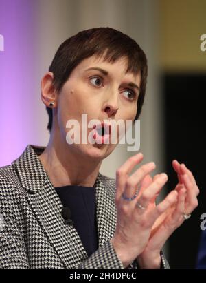 Caroline Pidgeon, die Kandidatin der Liberaldemokratischen Partei, spricht in einem von der Evangelischen Allianz und den Kirchen gemeinsam in England veranstalteten Hustings im Kensington Temple, West London. Stockfoto