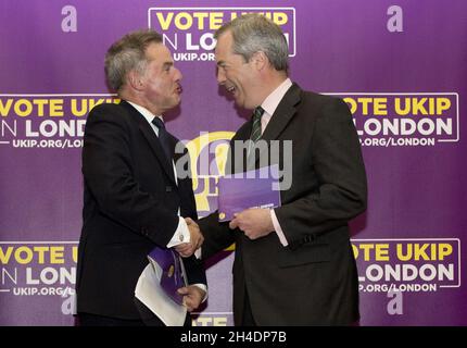 (R) der UKIP-Führer Nigel Farage schüttelt die Hände mit Peter Whittle, dem Kandidaten des Londoner Bürgermeisters, beim Start des Wahlprogramms der UKIP in London im Emmanuel Center, Westminster, London. Stockfoto