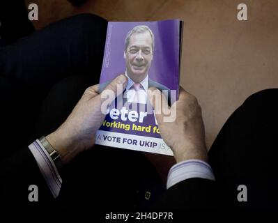 Ein UKIP-Unterstützer hält ein Flugblatt zum Start des Wahlprogramms der UKIP in London im Emmanuel Centre, Westminster, London. Stockfoto