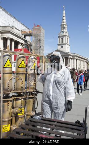 Ein Mitglied der PETA protestiert auf dem Trafalgar Square im Zentrum von London gegen die Tierversuche des Verteidigungsministeriums. Am 23. April findet in Laboratorien ein Tag vor dem Welttag für Tiere statt, nachdem in Dokumenten Dutzende von mit dem Ebola-Virus infizierten und getöteten Affen aufgedeckt wurden. Stockfoto