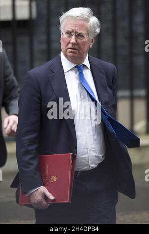 Verteidigungsminister Michael Fallon verlässt die Downing Street 10 nach Gesprächen mit US-Präsident Barack Obama und dem britischen Premierminister David Cameron. Stockfoto