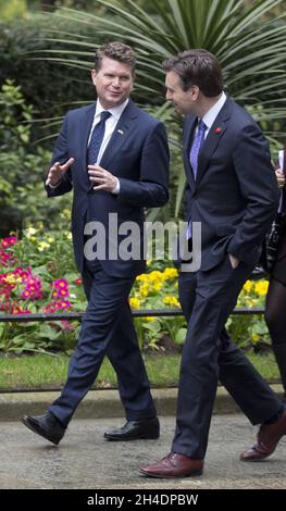 (L) der Botschafter der Vereinigten Staaten im Vereinigten Königreich, Matthew Barzun, kommt vor US-Präsident Barack Obama in der Downing Street an. Stockfoto