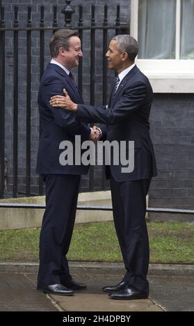 US-Präsident Barack Obama trifft in der Downing Street 10 auf den britischen Premierminister David Cameron ein. Stockfoto