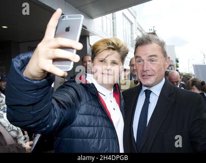 Peter Whittle, der Kandidat der UKIP für das Londoner Bürgermeisteramt, macht am letzten Wochenende vor den Londoner Bürgermeisterwahlen am 5. Donnerstag Selfies mit einem jungen Unterstützer, während er in Dagenham, Ost-London, einen Wahlkampf führt. Stockfoto