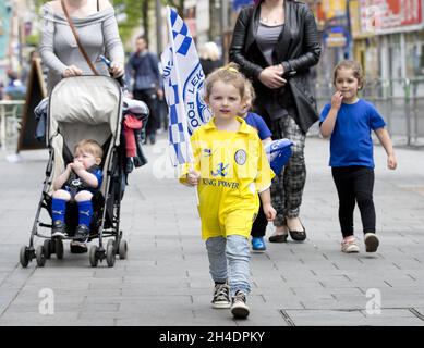 Leicester City-Fans vor der Siegesparade ihres Teams durch das Stadtzentrum von Leicester, während die Füchse am 2015/16 16. Mai 2016 zum ersten Mal in ihrer 132-jährigen Geschichte den Sieg der Barclays Premier League feiern. Stockfoto