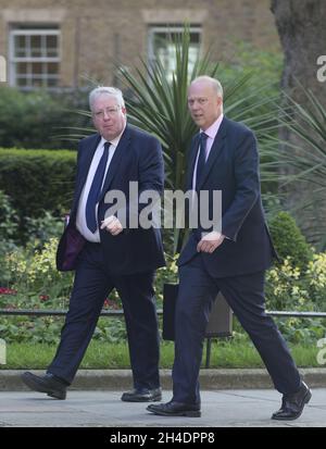 Verkehrsminister Patrick McLoughlin, Linke, und der Unterhausleiter Chris Grayling nehmen am 17. Mai 2016 an einer Kabinettssitzung in der Downing Street Teil. Stockfoto