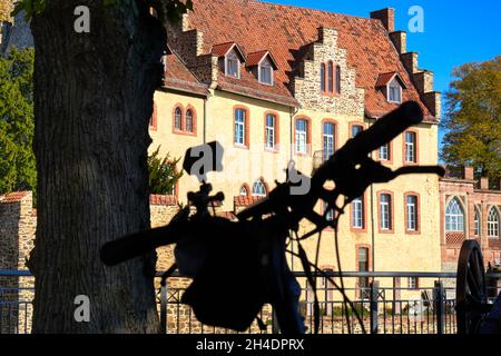 Halberstadt, Deutschland, 28. Oktober 2021: Verschwommenes Schillouette eines Fahrrades während einer Radtour zum Wasserschloss Flechtingen Stockfoto