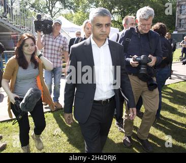 Sadiq Khan, der Bürgermeister von London, geht durch das College Green in Westminster, umgeben von der Presse, nachdem Großbritannien am 24. Juni in einem historischen Referendum für den Austritt aus der Europäischen Union entschieden hatte. Stockfoto