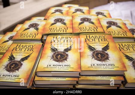 Ein Stapel Bücher von Harry Potter und dem verfluchten Kind bei der Einführungsnacht in Waterstones, Picadilly, im Zentrum von London, am Samstag, dem 30. Juli. Stockfoto