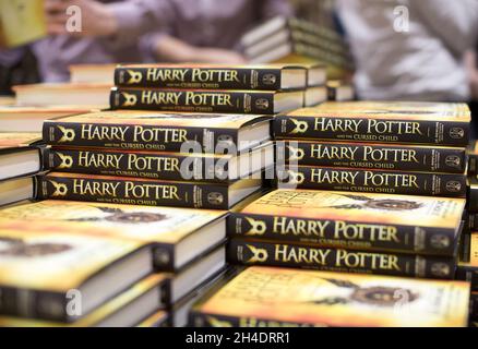 Ein Stapel Bücher von Harry Potter und dem verfluchten Kind bei der Einführungsnacht in Waterstones, Picadilly, im Zentrum von London, am Samstag, dem 30. Juli. Stockfoto