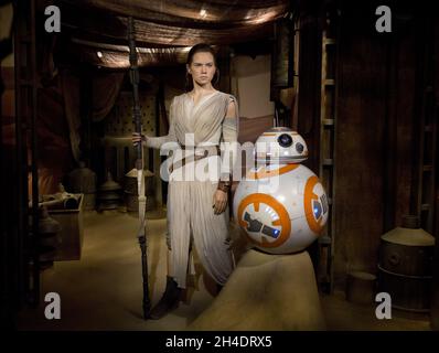 Daisy Ridleys neue Wachsfigur, als Rey in Star Wars: The Force Awakens, wird im Madame Tussauds in London enthüllt. Stockfoto