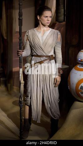 Daisy Ridleys neue Wachsfigur, als Rey in Star Wars: The Force Awakens, wird im Madame Tussauds in London enthüllt. Stockfoto