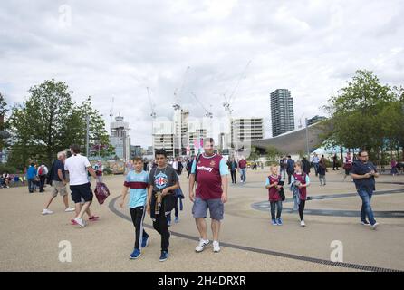 Fans von West Ham United kommen am Donnerstag, dem 4. August 2016, zum Eröffnungsspiel gegen NK Domzale in der UEFA Europa League im neuen Haus der Hammers im Olympiapark an. Stockfoto