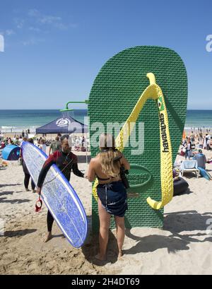 Surfer am Fistral Beach, Newquay, Cornwall, während des Boardmasters-Wochenendes am Sonntag, 14. August 2016. Stockfoto