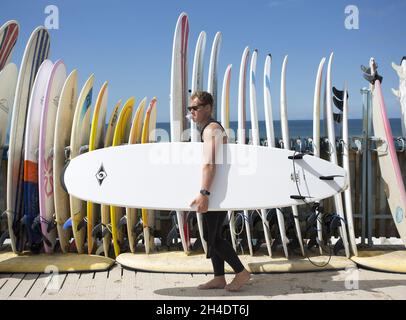 Surfer am Fistral Beach, Newquay, Cornwall, während des Boardmasters-Wochenendes am Sonntag, 14. August 2016. Stockfoto