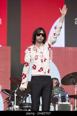 Primal Scream-Sänger Bobby Gillespie spielt am Sonntag, den 14. August 2016, auf der Hauptbühne des Boardmasters Festival 2016 in Watergate Bay, Newquay, Cornwall. Stockfoto