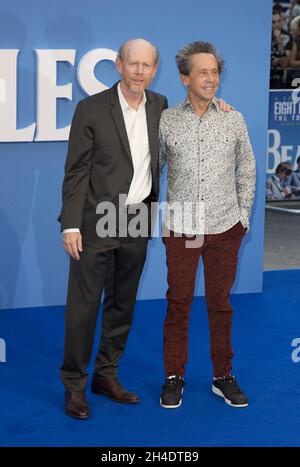 (L-R) Regisseur Ron Howard und Produzent Brian Grazer nehmen an den Beatles Teil: Acht Tage Die Woche Premiere am Leicester Square, London. Donnerstag, 15. September 2016. Bildnachweis sollte lauten: Isabel Infantes / EMPICS Entertainment. Stockfoto