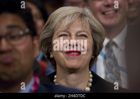 Premierministerin Theresa May nimmt am ersten Tag der Parteikonferenz der Konservativen im International Convention Centre, ICC, Birmingham, Teil. Sonntag, 2. Oktober 2016. Bildnachweis sollte lauten: Isabel Infantes / EMPICS Entertainment. Stockfoto