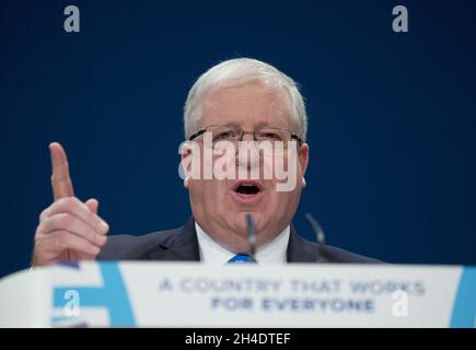 Patrick McLoughlin, Vorsitzender der Konservativen Partei, hält am ersten Tag der konservativen Parteikonferenz im International Convention Centre, ICC, Birmingham, eine Rede vor den Delegierten. Sonntag, 2. Oktober 2016. Bildnachweis sollte lauten: Isabel Infantes / EMPICS Entertainment. Stockfoto