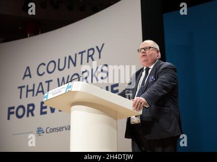 Eric Pickles, Staatssekretär für Kommunen und Kommunalverwaltung, spricht am dritten Tag der Parteikonferenz der Konservativen im International Convention Centre, ICC, Birmingham, vor den Delegierten. Stockfoto