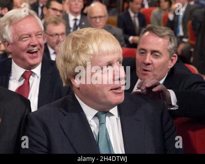 (L-R) David Davis, Boris Johnson und Liam Fox lachen im Publikum vor dem Beginn der Rede von Ruth Davidson vor den Delegierten am letzten Tag der konservativen Parteikonferenz im International Convention Center, ICC, Birmingham. Mittwoch, 5. Oktober 2016. Bildnachweis sollte lauten: Isabel Infantes / EMPICS Entertainment. Stockfoto