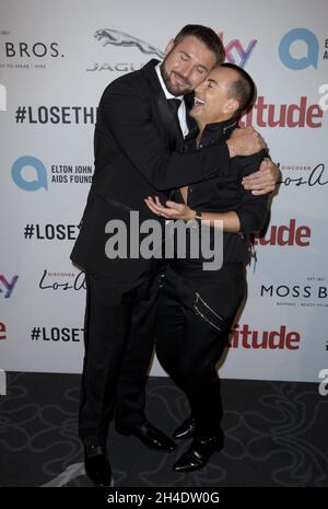 (L-R) Ben Cohen und Julien MacDonald nehmen an den Attitude Pride Awards 2016 im Grand am Trafalgar Square im Zentrum von London Teil. Montag, 10. Oktober 2016. Bildnachweis sollte lauten: Isabel Infantes / EMPICS Entertainment. Stockfoto