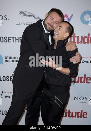 (L-R) Ben Cohen und Julien MacDonald nehmen an den Attitude Pride Awards 2016 im Grand am Trafalgar Square im Zentrum von London Teil. Montag, 10. Oktober 2016. Bildnachweis sollte lauten: Isabel Infantes / EMPICS Entertainment. Stockfoto