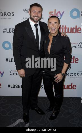 (L-R) Ben Cohen und Julien MacDonald nehmen an den Attitude Pride Awards 2016 im Grand am Trafalgar Square im Zentrum von London Teil. Montag, 10. Oktober 2016. Bildnachweis sollte lauten: Isabel Infantes / EMPICS Entertainment. Stockfoto