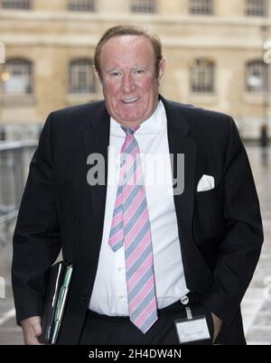 Andrew Neil kommt vor Beginn der Sunday Politics Show im BBC Broadcasting House an. Bilddatum: Sonntag, 16. Oktober 2016. Bildnachweis sollte lauten: Isabel Infantes / EMPICS Entertainment. Stockfoto