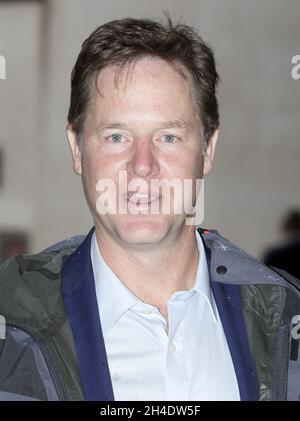 Der ehemalige stellvertretende Premierminister Nick Clegg kommt im BBC Broadcasting House an, um an der Andrew Marr Show teilzunehmen. Bilddatum: Sonntag, 16. Oktober 2016. Bildnachweis sollte lauten: Isabel Infantes / EMPICS Entertainment. Stockfoto