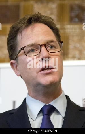 Nick Clegg, EU-Sprecher der Liberaldemokraten, stellt im National Liberal Club, Whitehall Place, London, sein neuestes Brexit Challenge Paper über die Auswirkungen des Brexit auf die britische Lebensmittel- und Getränkeindustrie vor. Bilddatum: Montag, 17. Oktober 2016.. Bildnachweis sollte lauten: Isabel Infantes / EMPICS Entertainment. Stockfoto