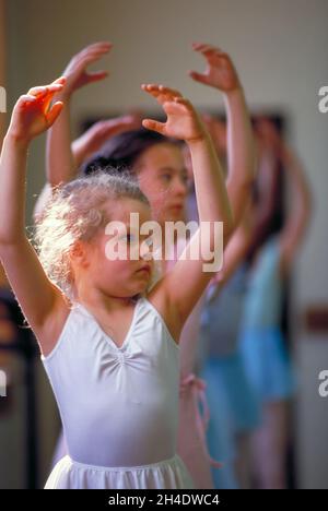 Kleine Ballerinas Form und Technik während einer Ballettklasse. Stockfoto