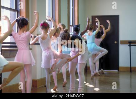 Kleine Ballerinas werden in Form und Technik während eines Ballettunterrichtete. Stockfoto