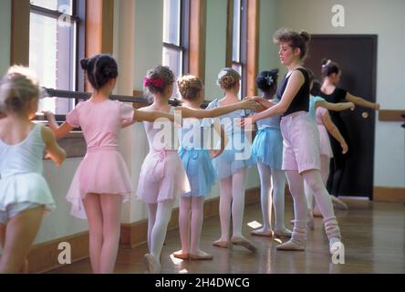 Kleine Ballerinas werden in Form und Technik während eines Ballettunterrichtete. Stockfoto